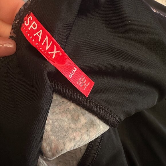 Spanx Faux Leather Snake Shine Legging size Medium - Picture 5 of 7